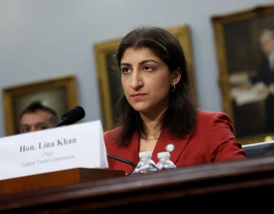 Lina Khan affirme que les entreprises d'IA ne sont pas exemptées de régulations, leurs produits franchissant sans cesse des limites légales.