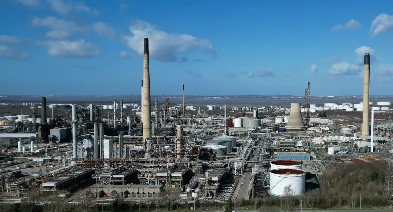 L'une des plus grandes raffineries du Royaume-Uni dépasse les limites chimiques des centaines de fois, selon les dossiers.