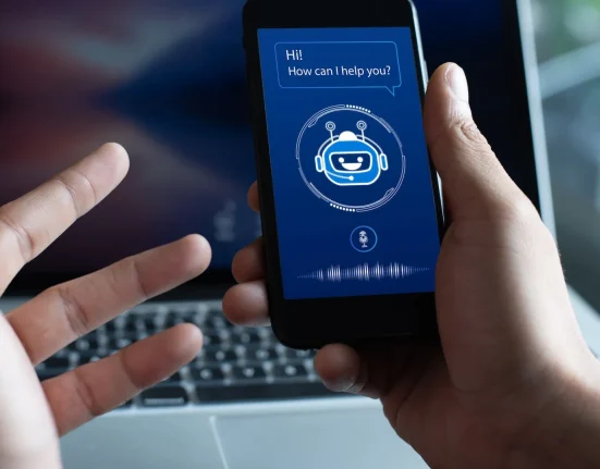 Mamdani intensifie la lutte contre les entreprises utilisant des chatbots IA excluant les interactions humaines.