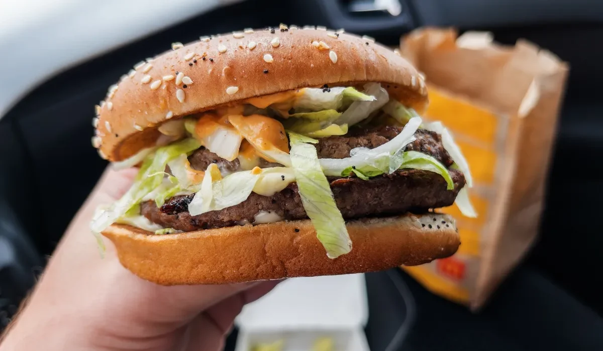 McDonald's Utilise des Modèles d'IA Secrets pour Déterminer le Prix de Ses Burgers à Emporter