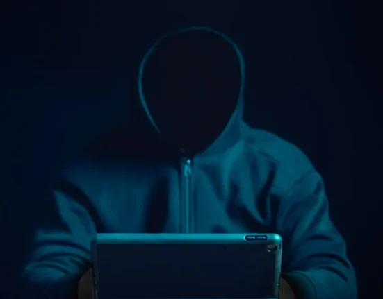 Mise à jour des directives de Google : Sanctions pour les sites recourant à de fausses signatures et portraits générés par IA.