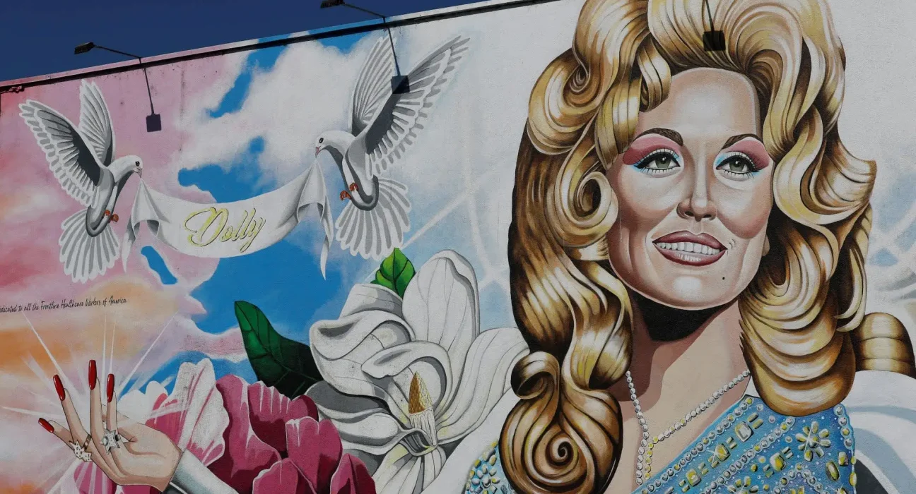 Mural de Dolly Parton et Tim Curry à NYC : une œuvre d'art générée par IA usurpant la signature d'un artiste.