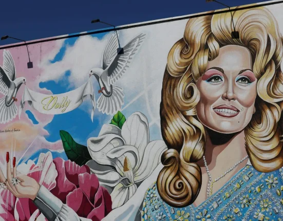 Mural de Dolly Parton et Tim Curry à NYC : une œuvre d'art générée par IA usurpant la signature d'un artiste.