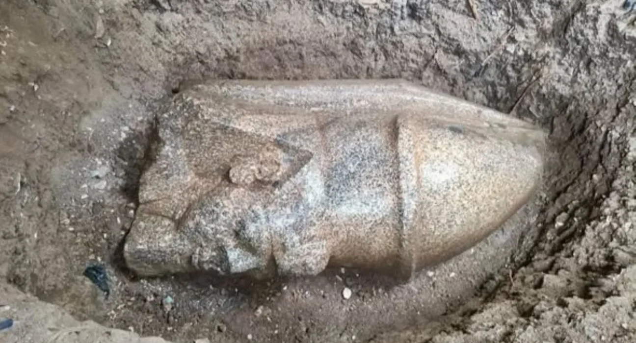 Pierre gravée découverte devant une maison égyptienne révèle des statues royales géantes.