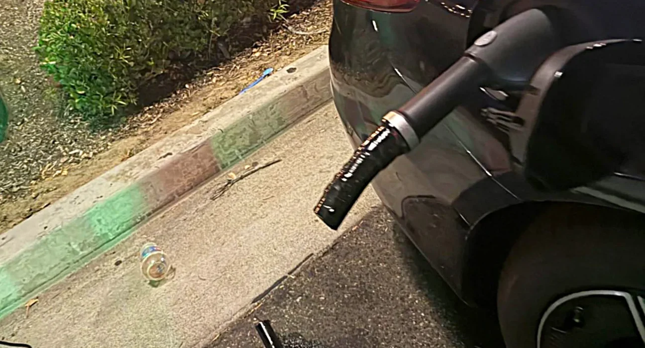 Pilote de Mercedes coincé après que la prise de charge se soit soudée à son EV à 100 000 $