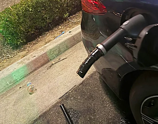 Pilote de Mercedes coincé après que la prise de charge se soit soudée à son EV à 100 000 $