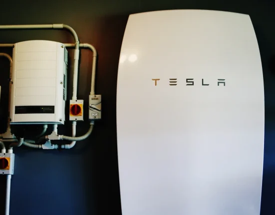 Propriétaire de Powerwall 3 : Les coupures nécessitent toujours un interrupteur manuel, des internautes évoquent une installation incorrecte