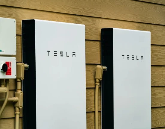 Propriétaire de Powerwall en Australie découvre une consommation de 200W lorsque les batteries sont pleines ou vides, et comprend pourquoi.