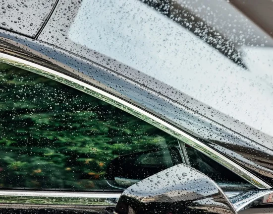 Propriétaire de Tesla Model Y usagée reçoit une facture de 7 345 $ après un lavage auto en raison d'une défaillance de joint