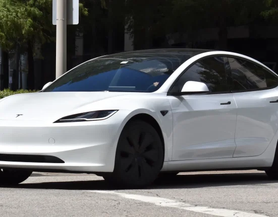 Propriétaire de Tesla : une remorque à 185 $ provoque des dysfonctionnements des ceintures de sécurité et de l'assistance au stationnement de son Model 3.