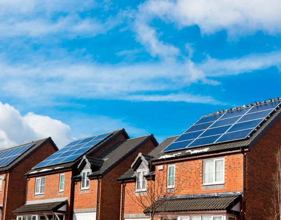 Propriétaire de panneaux solaires au Royaume-Uni : Octobre frôle la production entière d'un mois en seulement deux semaines