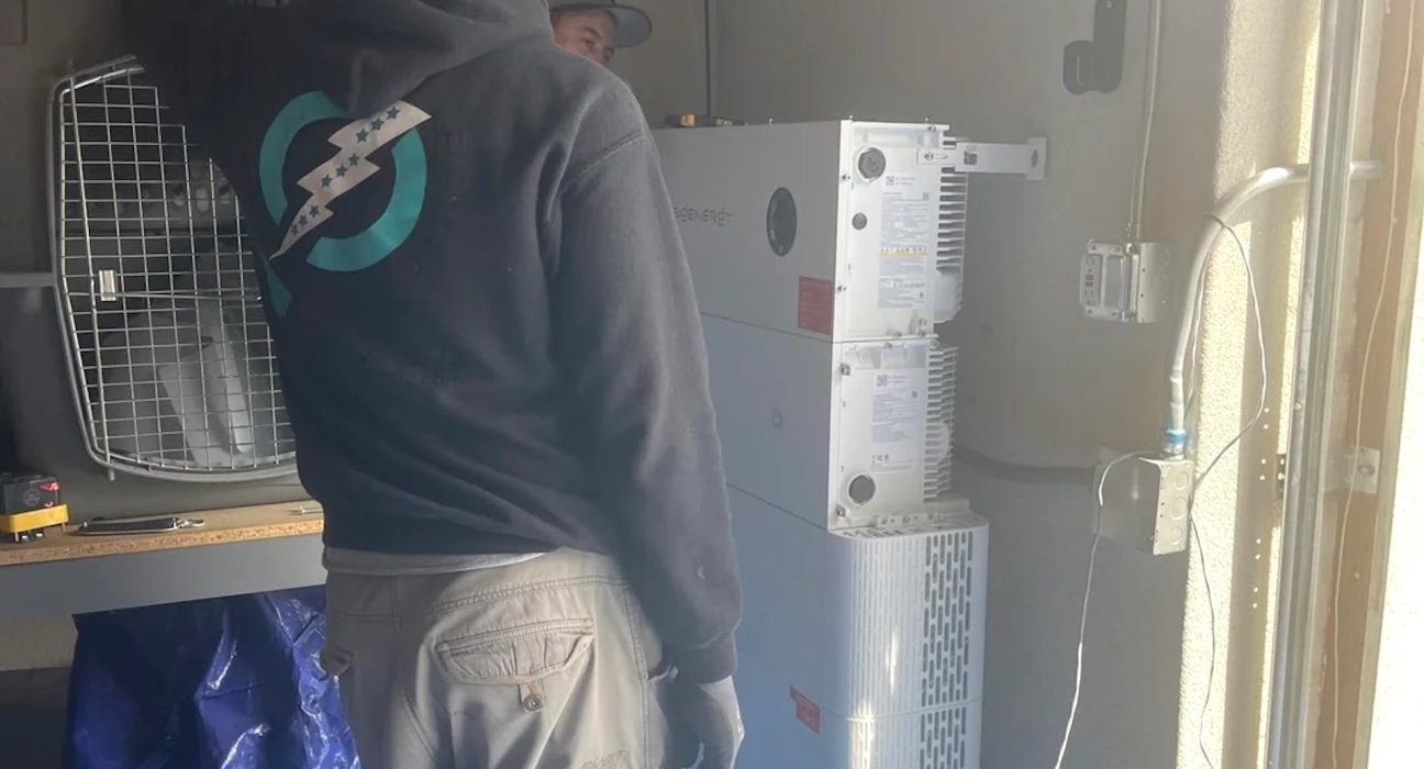 Propriétaire de panneaux solaires équipe son domicile d'un chargeur V2X pour Tesla Model 3, qui se recharge désormais en 2 heures.