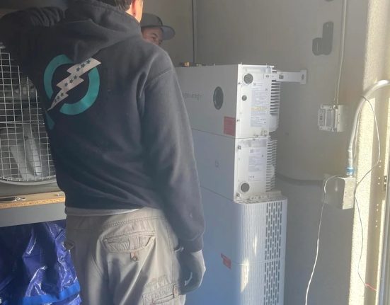 Propriétaire de panneaux solaires équipe son domicile d'un chargeur V2X pour Tesla Model 3, qui se recharge désormais en 2 heures.