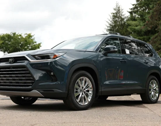 Propriétaire du Grand Highlander Hybrid explore l'option Jackery pour le camping et les pannes, mais une seule méthode de charge pourrait être efficace.