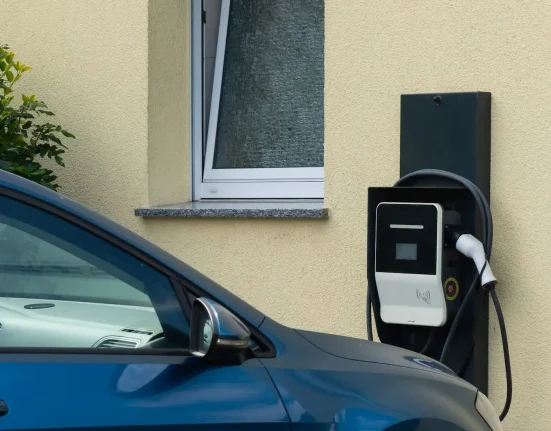 Propriétaire d'un véhicule électrique alerte sur le danger des chargeurs de niveau 2 : des prises standard menacées de fusion