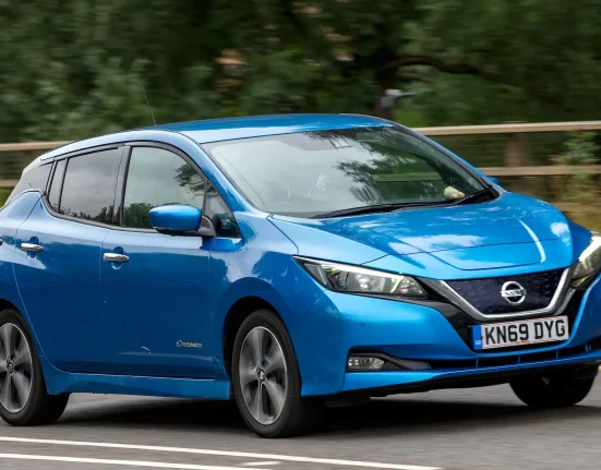 Propriétaire d'une Nissan Leaf exprime son malaise face à l'utilisation de voitures à essence, même à l'arrêt avec la climatisation
