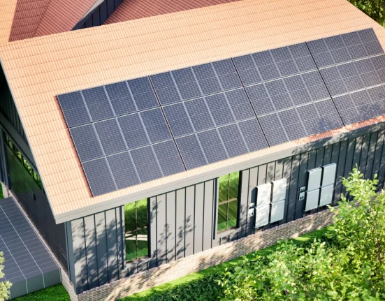 Propriétaire en Floride dépense 60 000 $ pour des panneaux solaires Tesla, mais la Powerwall échoue lors d'une panne d'électricité causée par un ouragan.