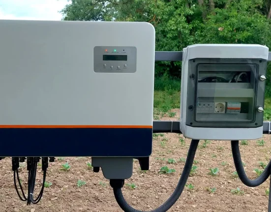 Propriétaire hors réseau : déconnexion des panneaux solaires pour des raisons de sécurité, puis deux batteries endommagées en six jours à cause de l'inverseur.