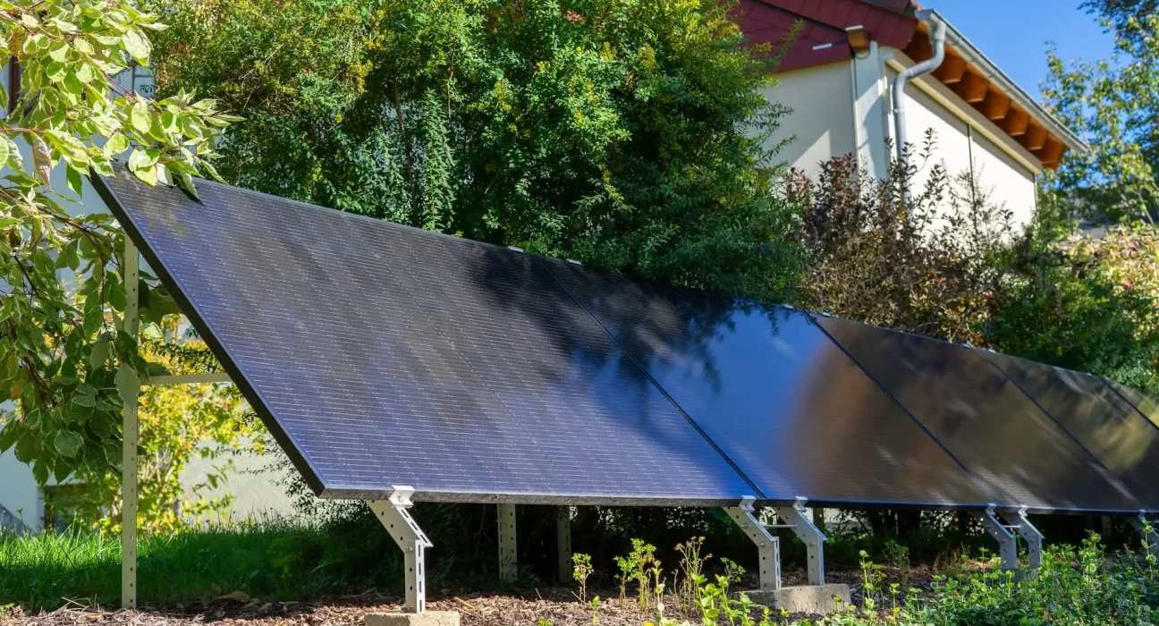 Propriétaire interroge sur la mise à la terre de 8 panneaux solaires en arrière-cour : opinions divergentes des bricoleurs sur la sécurité.