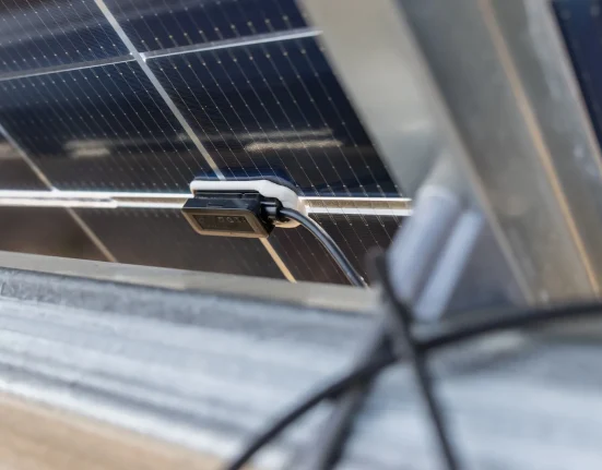Propriétaire solaire : un câble de 5 pieds révèle une panne cachée après un test de panneaux défectueux.