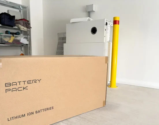 Propriétaires de panneaux solaires mettent en garde contre les batteries bon marché à assembler soi-même : des inquiétudes croissantes sur la sécurité en garage