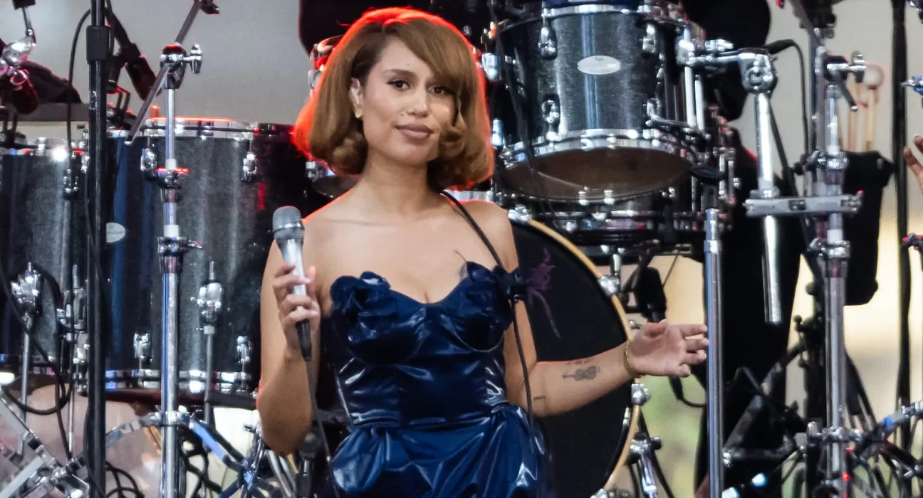 Raye dénonce l'invasion des bots IA pour un concert de 5 000 places attirant 1,8 million d'inscriptions.