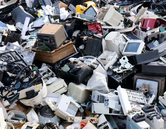 Recyclage d'électronique en Angleterre : 2 % réutilisés, mais les cafés de réparation sauvent 50 %.