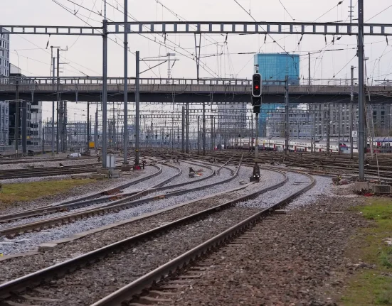 Réseau ferroviaire suisse déformé 97 fois durant la canicule, un expert alerte sur le risque de déraillement.