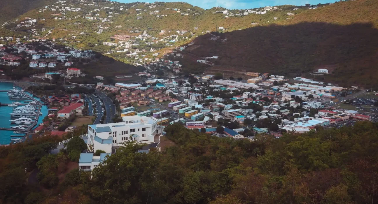 Résidents des Îles Vierges américaines privés d'électricité et d'eau durant des jours face à l'accumulation des factures.