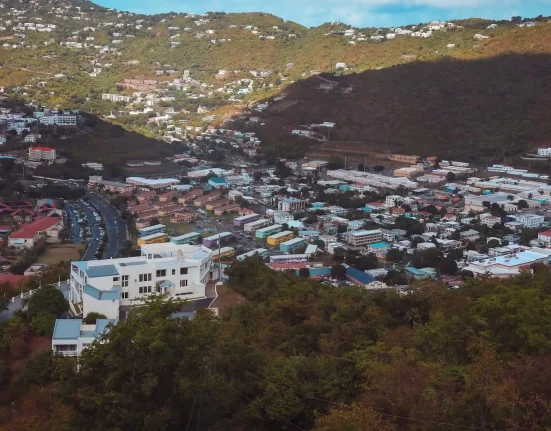 Résidents des Îles Vierges américaines privés d'électricité et d'eau durant des jours face à l'accumulation des factures.