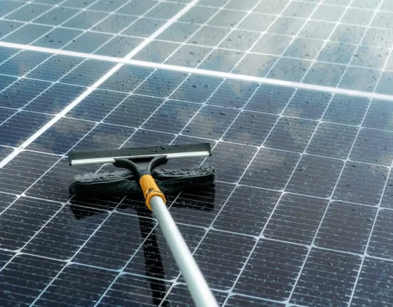 Royaume-Uni : un propriétaire de panneaux solaires double sa production en éliminant la rosée d'un panneau