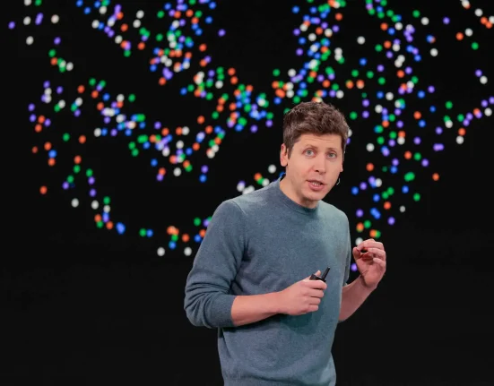 Sam Altman estime que certains abus de l'IA justifient les bénéfices, alors qu'OpenAI se dissocie d'Anthropic