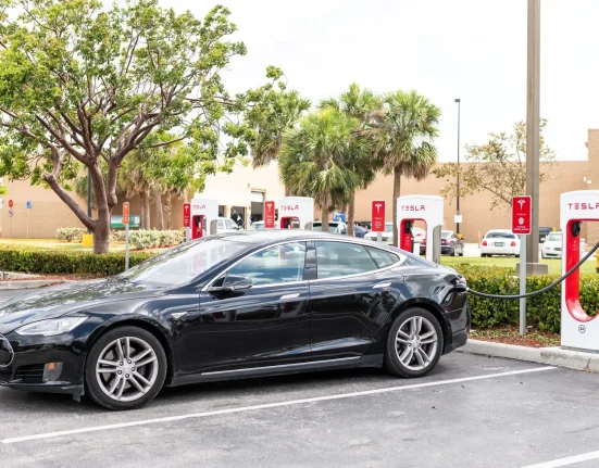 Tesla : 'Conduite d'Urgence' risque d'entraîner des dommages de 25 000 $ aux bornes de recharge et au véhicule