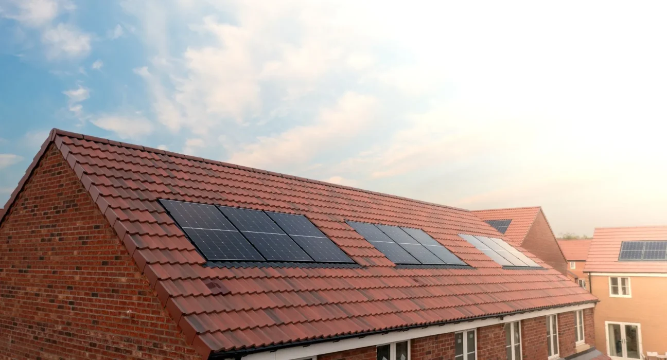Toit d'un propriétaire britannique accueille 23 panneaux solaires, mais la connexion au réseau limite la production à 4 kW