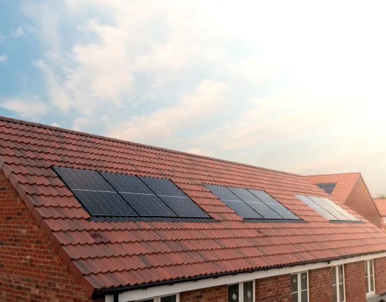 Toit d'un propriétaire britannique accueille 23 panneaux solaires, mais la connexion au réseau limite la production à 4 kW