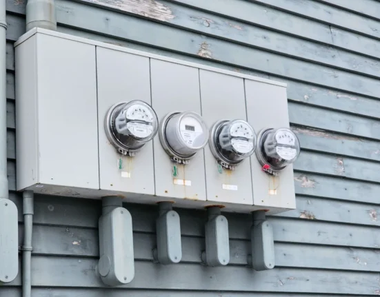 Un Client de National Grid Atteint 99999 sur son Compteur, les Propriétaires de Solaire Éclairent la Situation
