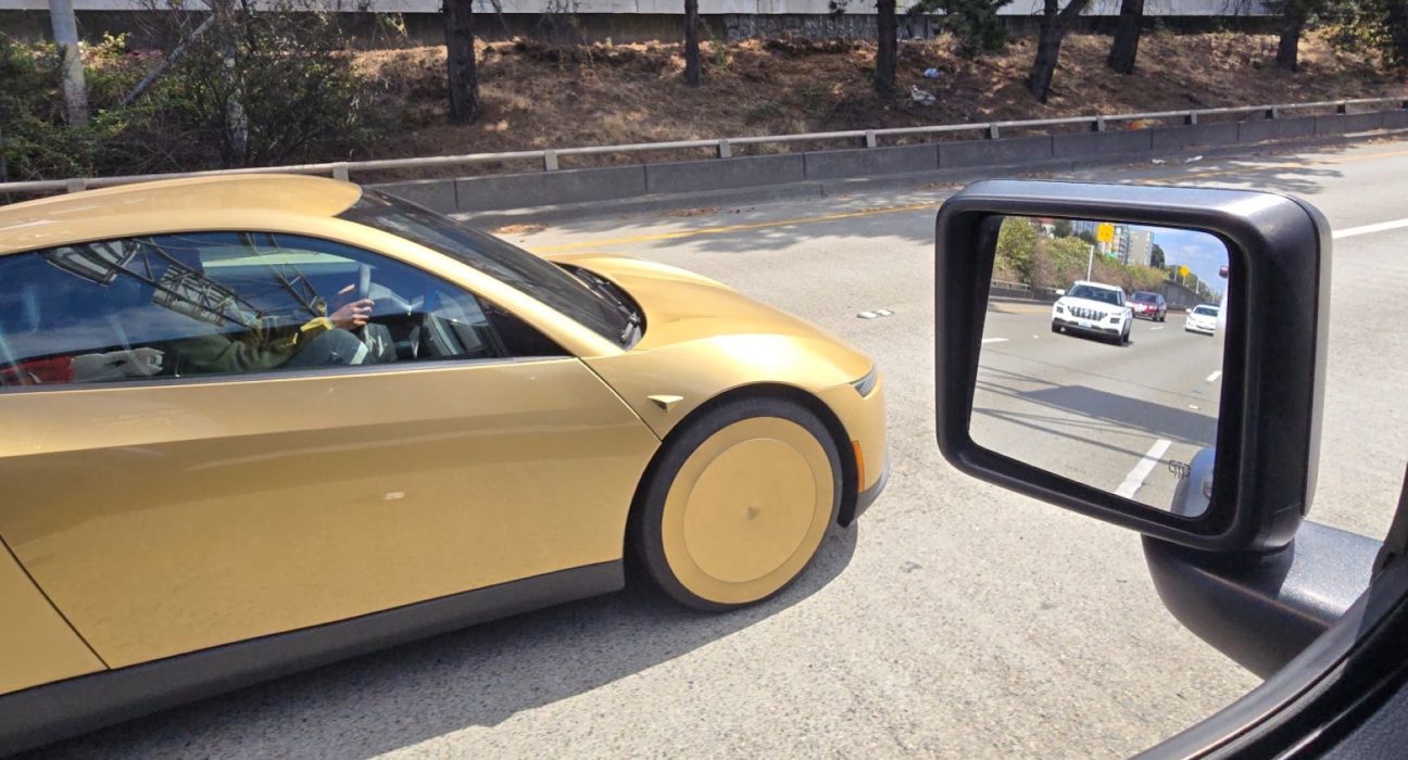 Un Cybercab Tesla en Or perd un panneau de porte à Philadelphie, où Tesla n'a pas de permis AV.