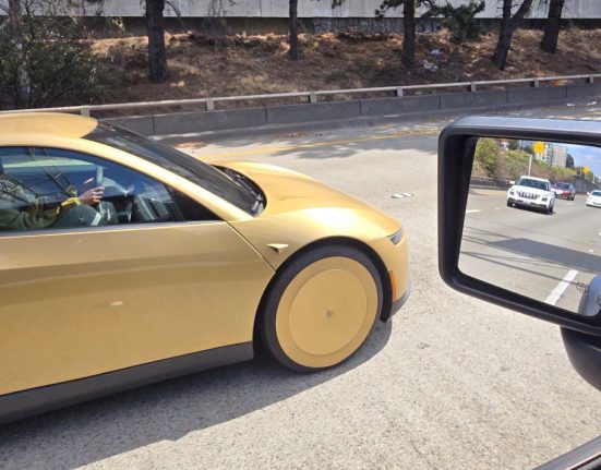 Un Cybercab Tesla en Or perd un panneau de porte à Philadelphie, où Tesla n'a pas de permis AV.