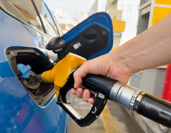 Un Foyer Électrique Remplit un Véhicule de Location à Moteur à Combustion pour la Première Fois : Les Prix du Carburant Prennent une Autre Dimension