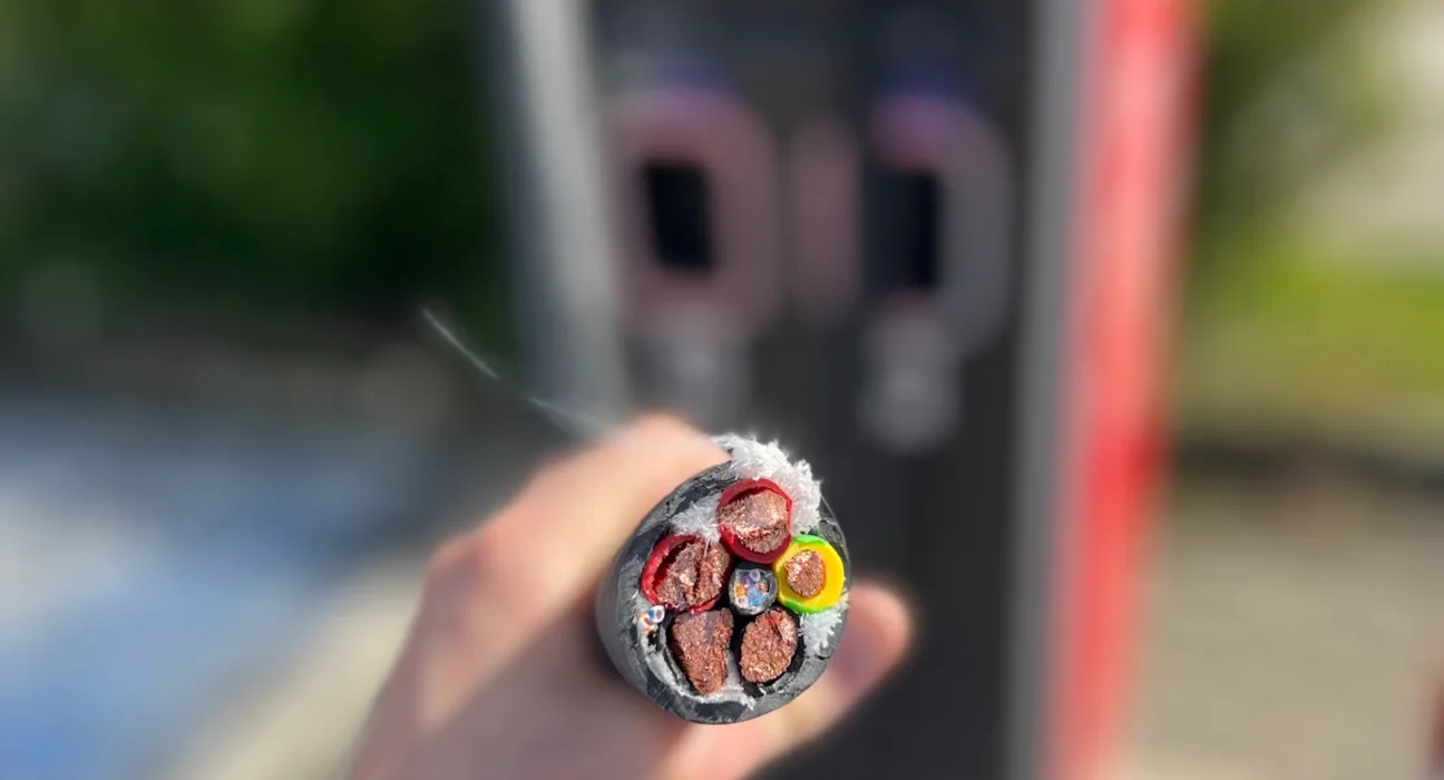 Un Néo-Zélandais confronté à de multiples accusations après une série de vols de câbles de charge pour véhicules électriques.