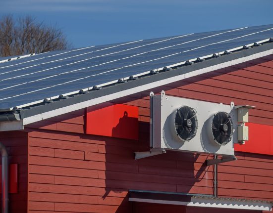 Un New-Yorkais rêve d'un réfrigérateur solaire autonome 24/7, mais découvre que l'isolation compte plus que les panneaux.