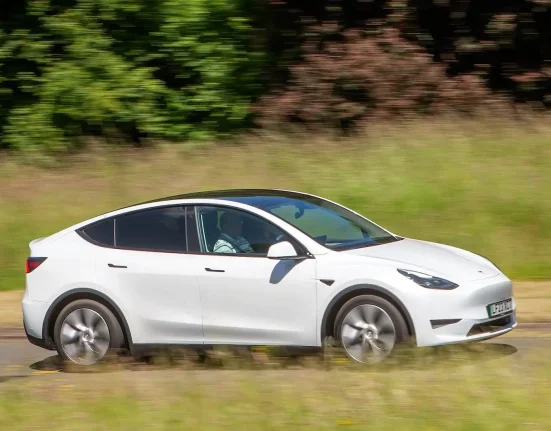 Un acheteur de voiture électrique reçoit une Tesla Model Y en seulement 3 heures !