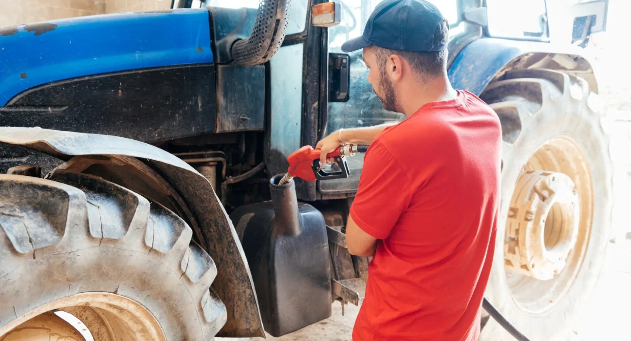Un agriculteur bolivien réduit ses coûts énergétiques grâce à un carburant innovant à base de sacs plastiques, de pneus et d'huile.