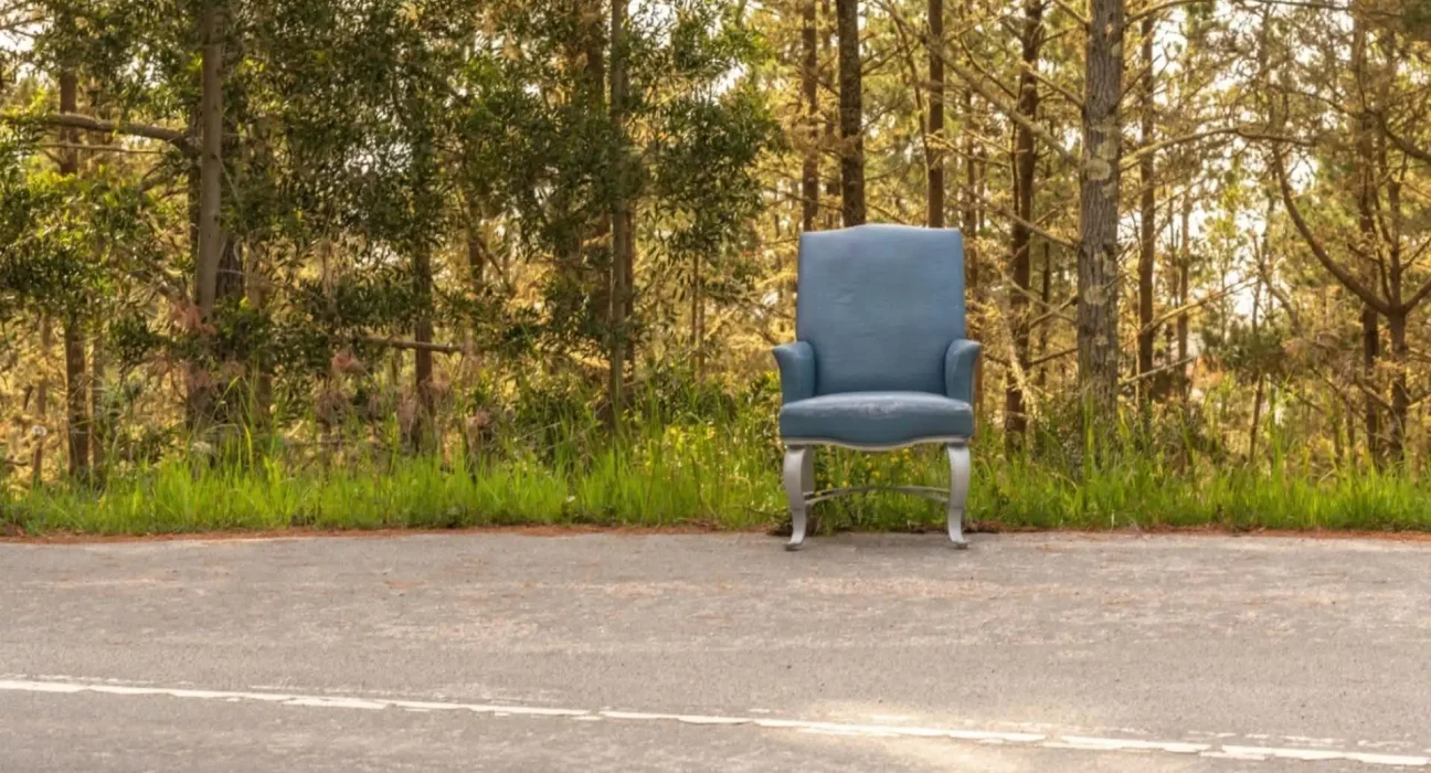 Un automobiliste texan verbalisé pour avoir abandonné une chaise antique sur le bas-côté.