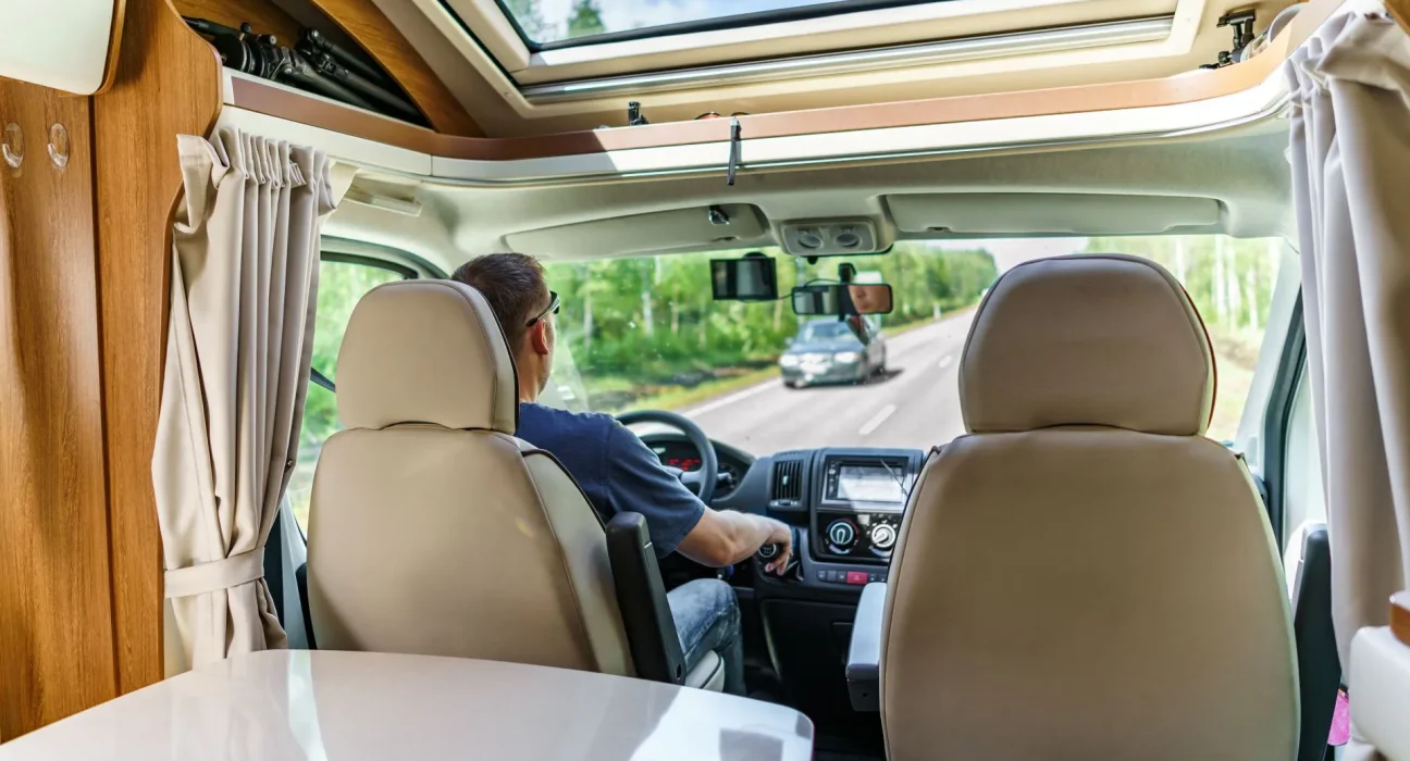 Un camping-car solaire : deux climatiseurs en Afrique, seulement trois raccordements au réseau en un an