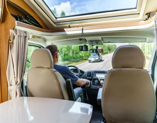 Un camping-car solaire : deux climatiseurs en Afrique, seulement trois raccordements au réseau en un an