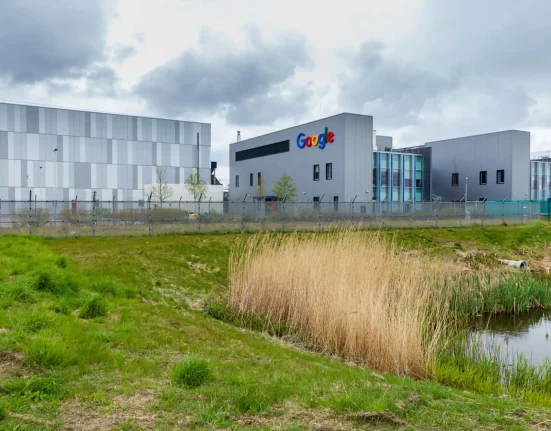 Un centre de données Google au Michigan franchit une étape clé malgré des manifestations