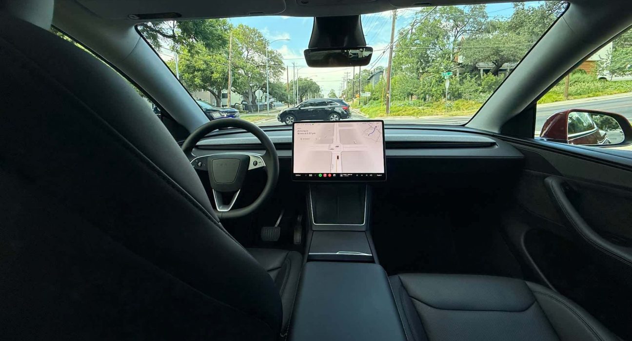 Un conducteur de Tesla aux États-Unis profite du mode 'Autopilot' pour savourer un buffet, suscitant une avalanche de réactions