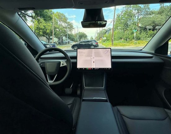 Un conducteur de Tesla aux États-Unis profite du mode 'Autopilot' pour savourer un buffet, suscitant une avalanche de réactions