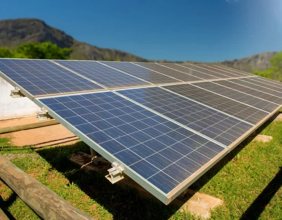 Un couple du Michigan envisage le solaire autonome après un devis de 11 500 $ pour raccorder leur nouvelle maison au réseau électrique